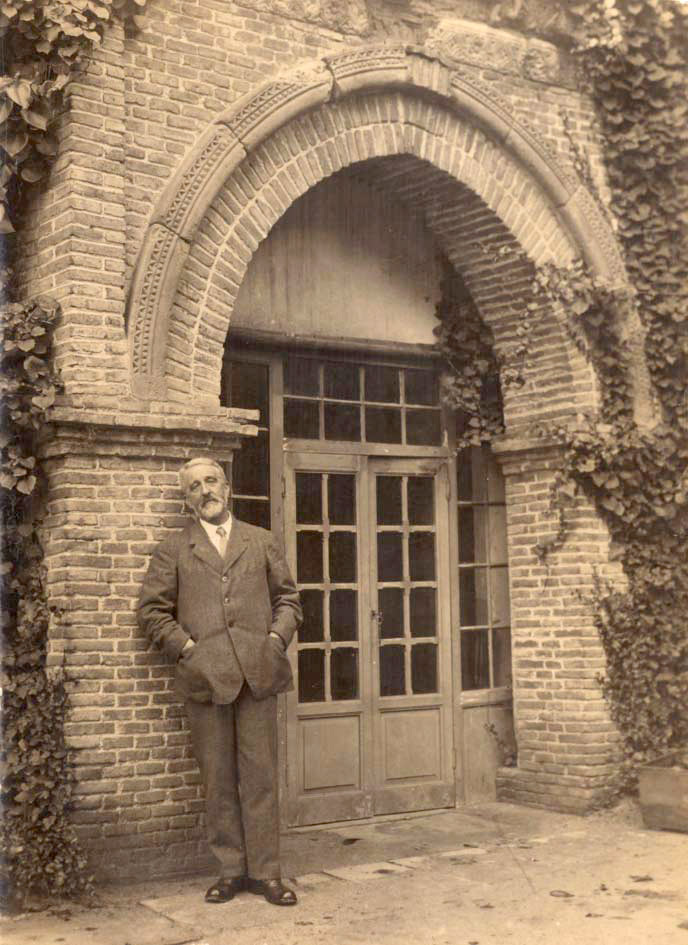 Cossío delante del arco mudéjar del jardín de la Institución Libre de Enseñanza, Madrid, años veinte. Fundación Francisco Giner de los Ríos, Madrid.