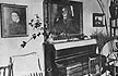 Rinc&oacute;n de la sala de estar de la Instituci&oacute;n, con dos retratos de D.Francisco Giner: uno, sobre el piano, por Sorolla, y otro, de ni&ntilde;o. Piano de D.Francisco Giner.