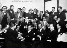 Banquete homenaje a Ramón Gómez de la Serna. Chabás,en el centro, con sombrero.